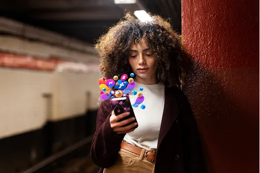 Vrouw bekijkt haar telefoon op een metrostation